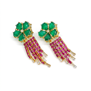 Boucles d'oreilles pendantes Kundan 11510, plaquées or, en laiton, bijoux fantaisie, motif fleur, avec pompon en rubis verts, pour mariage et fêtes. - Product Image 1