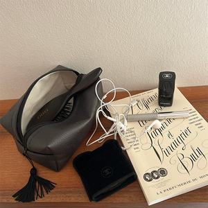 Trousse de beauté OEM en cuir végétalien, sac à maquillage carré avec <span class=keywords><strong>pompon</strong></span>, organiseur de cosmétiques de voyage - Product Image 1