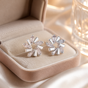 Orecchini a perno con fiore, stile Princess Cut, accessori per l'orecchio da indossare tutti i giorni - Product Image 1