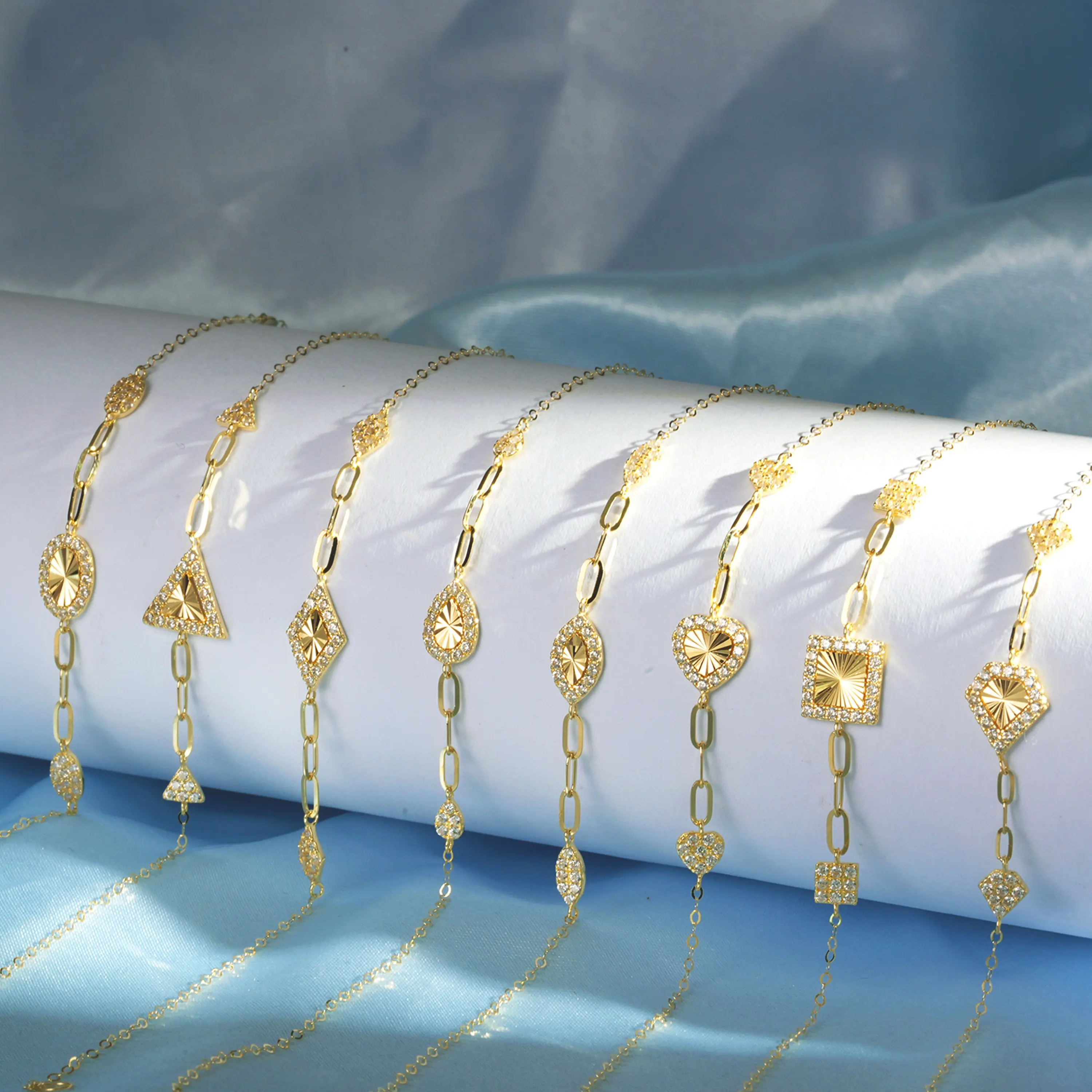 مجوهرات ذهبية 18 قيراط قابلة للتخصيص سلسلة مجوهرات راقية من الذهب الخالص عيار 18 قيراط سوار نسائي ساحر غير منتظم