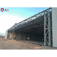 Hangar d'entrepôt léger de bâtiment en métal de cadre en acier préfabriqué et services de traitement de soudure et de découpage de voiture/hangar inclus
