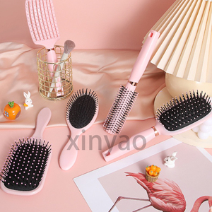 <span class=keywords><strong>Brosse</strong></span> à <span class=keywords><strong>cheveux</strong></span> avec logo personnalisé avec poils souples et flexibles pour tous les types de <span class=keywords><strong>cheveux</strong></span> pour femmes et hommes <span class=keywords><strong>cheveux</strong></span> humides secs <span class=keywords><strong>bouclés</strong></span> ou raides - Product Image 4