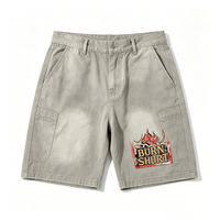 Shorts cargo Bermuda déchirés Kornit DTG avec motif graphique vintage rouge flamme et bordure, poches latérales doubles, coupe ample, style workwear