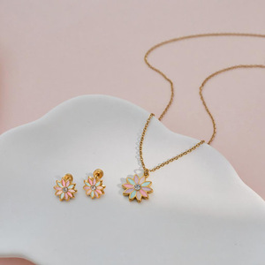 CAIOOCHE Ensemble de bijoux <span class=keywords><strong>pour</strong></span> enfants personnalisé et mignon, collier et boucles d'oreilles <span class=keywords><strong>en</strong></span> acier inoxydable avec fleurs <span class=keywords><strong>en</strong></span> émail, ensemble de bijoux raffinés <span class=keywords><strong>pour</strong></span> filles - Product Image 3