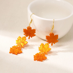 Orecchini pendenti da donna in acrilico con foglie di acero floreali, gioielli alla moda - Product Image 1