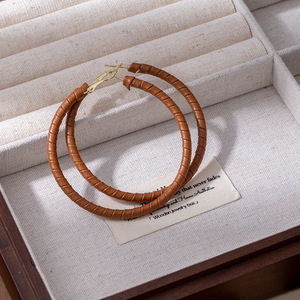 Boucles d'<span class=keywords><strong>oreilles</strong></span> Maillard Style Luxe Léger en Cuir, <span class=keywords><strong>Grandes</strong></span> Boucles d'<span class=keywords><strong>Oreilles</strong></span> Créatives pour Femmes, Design Niche, Boucles d'<span class=keywords><strong>Oreilles</strong></span> Exagérées en Forme de Visage, Petites Boucles d'<span class=keywords><strong>Oreilles</strong></span> Émotionnelles - Product Image 6