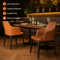 Fauteuil de salle à manger à accoudoirs inclinés, vinyle gris clair mat, dossier haut incurvé, couture centrale, pieds noirs effilés