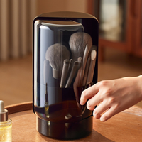 Organisateur de pinceaux de maquillage rotatif avec couvercle transparent anti-poussière, tambour intérieur à ouverture latérale et compartiments, boîte à cosmétiques en plastique antidérapante