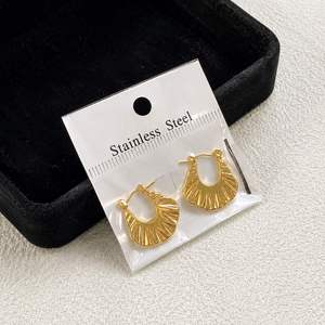 Boucles d'oreilles pendantes en acier inoxydable plaqué or 18 carats, style bohème, forme animale, géométrie irrégulière et design minimaliste - Product Image 4