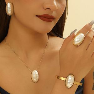 Juego de Collar y Aretes de Perlas Blancas Ovaladas Chapadas en Oro de 18K para Mujer, para Bodas, Fiestas, Compromisos, Regalo de Lujo de Acero Inoxidable - Product Image 1