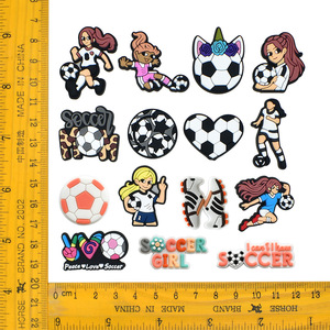 Breloques <span class=keywords><strong>de</strong></span> chaussures <span class=keywords><strong>de</strong></span> football pour filles, motif dessin animé mignon, avec épingles personnalisées, accessoires et décorations <span class=keywords><strong>de</strong></span> football roses pour enfants - Product Image 3