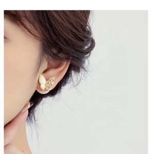 ต่างหูมุกทรงเจ้าหญิงชุบทองแดงหรูหราทันสมัย สินค้าฮิตของอินฟลูเอนเซอร์ปี 2025 เหมาะสำหรับเป็นของขวัญ - Product Image 5