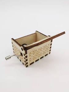Caja Musical de Madera con Manivela, Grabada con Láser, Personalizada con la Melodía 'You Are My Sunshine' - Product Image 3