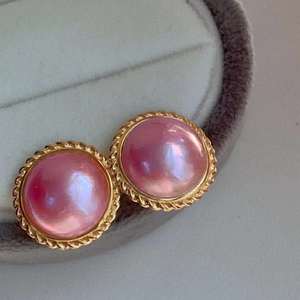 Boucles d'oreilles en perles Mabe roses d'eau de mer, plaquées or, clous ronds, bijoux élégants pour femmes - Product Image 1