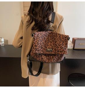 Sac à bandoulière tendance à motif léopard et patchwork de cuir - Product Image 3