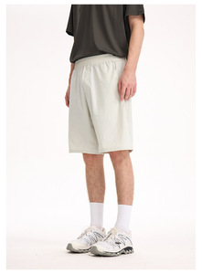 กางเกงขาสั้น UPF100 Plus ย้อมสีเส้นด้าย แห้งเร็ว สั่งผลิตจำนวนน้อยได้ กางเกงกีฬาลำลอง 5 นิ้ว สำหรับผู้ชายและผู้หญิง - Product Image 4