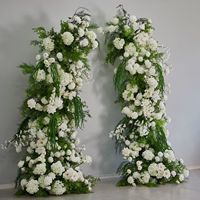 Composition florale en arche de style forestier pour la décoration de toile de fond de mariage et la photographie d'événements avec fleurs artificielles
