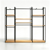 Étagère d'exposition ouverte modulaire en métal noir avec base en bois continue et étagères multi-niveaux pour boutique de vêtements de sport