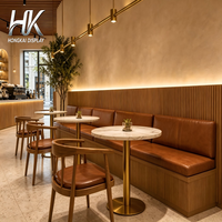 Comptoir de café personnalisé, écologique et durable, avec étagères arquées en bois, présentoir en verre et éclairage LED pour l'intérieur du café