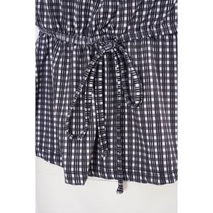 Gilet da donna professionale personalizzato, stile retrò francese, a quadri neri, con una tracolla e cintura in vita. - Product Image 5