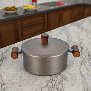 Casserole <span class=keywords><strong>en</strong></span> <span class=keywords><strong>fonte</strong></span> <span class=keywords><strong>prix</strong></span> <span class=keywords><strong>usine</strong></span> avec revêtement <span class=keywords><strong>en</strong></span> céramique antiadhésif maison extérieur ustensiles de cuisine couvercle <span class=keywords><strong>en</strong></span> fer-pour hôtels - Product Image 1
