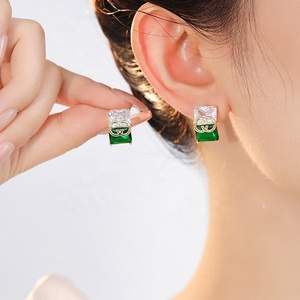Boucles d'oreilles clous en zircon plaqué or cuivre de luxe pour femmes, forme géométrique tendance, design haut de gamme - Product Image 1