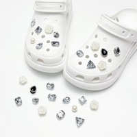 Nouveauté Tendance : Breloques de Luxe en Résine Diamantée Bling Bling pour Sabots Crocs – Accessoires de Mode avec Nœud Papillon