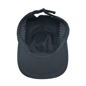 Casquette sportive 5 panneaux noire en tissu imperméable avec logo personnalisé en caoutchouc, style urbain, protection solaire extérieure, visière plate, toutes saisons - Product Image 5