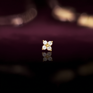 Orecchini a Perno E1398 con Fiore, Cristallo Dorato da 4mm, Taglio Brillante Rotondo, Montatura a Griffe, Classici Unisex per Uso Quotidiano - Product Image 2