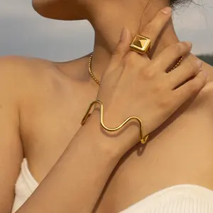 DEYIN Pulseiras banhadas a ouro para mulheres, pulseiras de aço inoxidável curvas e onduladas