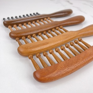Classico pettine <span class=keywords><strong>in</strong></span> <span class=keywords><strong>legno</strong></span> di sandalo naturale con manico lungo e denti larghi, distanziatore <span class=keywords><strong>per</strong></span> <span class=keywords><strong>capelli</strong></span>, spazzola districante <span class=keywords><strong>per</strong></span> massaggio del cuoio capelluto - Product Image 3