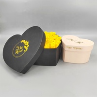 Boîte en papier couché faite à la main en forme de cœur pour fleurs et friandises avec logo personnalisé et impression dorée