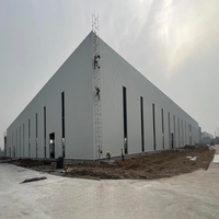 Entrepôt préfabriqué Qijia en structure légère en acier, design moderne, résistance au vent de 81-120 mph, charge de toit de plus de 20 lb/pied carré