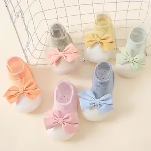中国供应商蕾丝蝴蝶结装饰地板婴儿首次行走橡胶鞋底婴儿袜子鞋