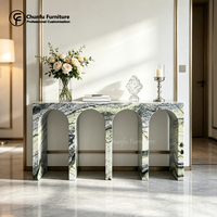 Table console moderne en marbre organique irrégulier, pieds coniques en pierre naturelle verte, meuble de luxe pour entrée et salon