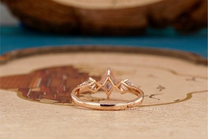 Anillo de Diamantes Elegante con Forma de Cometa, Joyería Hecha a Mano, Diamantes Brillantes de Lujo, Diseño Atemporal, Perfecto para Ocasiones Especiales - Product Image 2