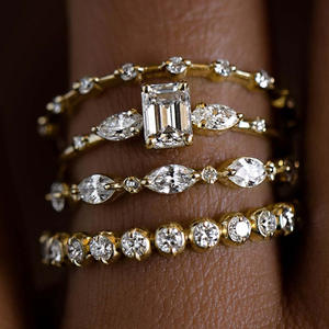 Anillo de Compromiso con Diamante Corte Esmeralda T0432, Oro Sólido de 18K, Banda de Diamantes Naturales Color D para Mujer - Product Image 1