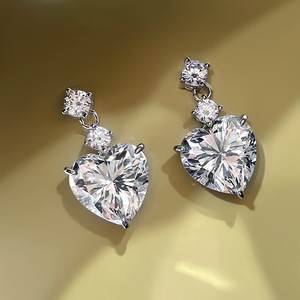 Graziosi orecchini a forma di cuore per donna con accenti di cristalli scintillanti, gioielli da indossare tutti i giorni - Product Image 4