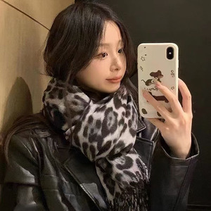 Écharpe en fausse fourrure imprimé léopard en gros - Châle épais à franges, écharpe chaude d'hiver, style coréen vintage pour femme - Product Image 4