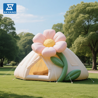 La tente gonflable géante en forme de fleur convient à la décoration des lieux d'événements en plein air