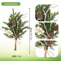 Décoration de Noël en pin véritable, 35 cm, avec pommes de pin, baies blanches et clochettes pour l'aménagement de verdure festive, vente en gros