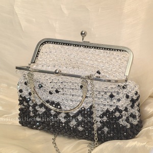 Pochette Elegante <span class=keywords><strong>Bianca</strong></span> <span class=keywords><strong>e</strong></span> <span class=keywords><strong>Nera</strong></span> - Borsa a Tracolla con Perline Fatta a Mano, <span class=keywords><strong>Clutch</strong></span> da Sera per Signora - Product Image 5
