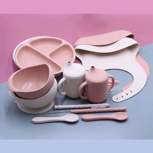 Set de Alimentación para Bebés de Silicona Libre de BPA, Incluye Tenedor, Cuchara y Baberos con Succión USSE para Niños - Product Image 4