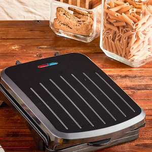 เตาปิ้งย่างไฟฟ้าเซรามิกแบบแผ่นเดียว George Foreman รุ่น Classic สำหรับ 2 ที่นั่ง พร้อมที่กดทำพานินี พื้นผิวเคลือบกันติด สำหรับใช้ในครัวเรือน สีดำ - Product Image 4