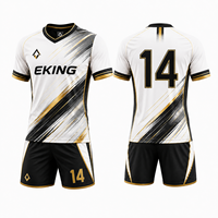 Ensemble uniforme de football pour hommes, short et t-shirt en tissu mesh personnalisé avec impression par sublimation intégrale