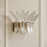 Applique murale LED en verre transparent rayé, motif pétales floraux médiévaux français, avec finitions plaquées, pour villa, hôtel, chambre à coucher