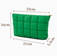 Sac de maquillage matelassé uni en gros, pochette moelleuse, trousse de toilette douce et rembourrée, sacs cosmétiques matelassés à fermeture éclair pour femmes