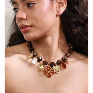 JINYOU 3438 Collana Autunnale con Perline Acriliche Marroni, Ciondolo a Cuore con Fiore in Acciaio Inossidabile e Resina Ambrata - Product Image 5