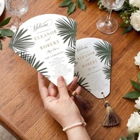 Individuelle fächerförmige Hochzeits-Willkommenskarte mit passender Quaste für Outdoor-Hochzeiten als Gastgeschenk & Tischdekoration