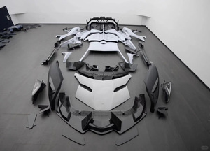 Kit carrosserie pour <span class=keywords><strong>Lamborghini</strong></span> <span class=keywords><strong>Aventador</strong></span> LP700, mise à niveau style Veneno, pare-chocs avant, capot et diffuseur arrière en fibre de carbone semi-complète. - Product Image 2